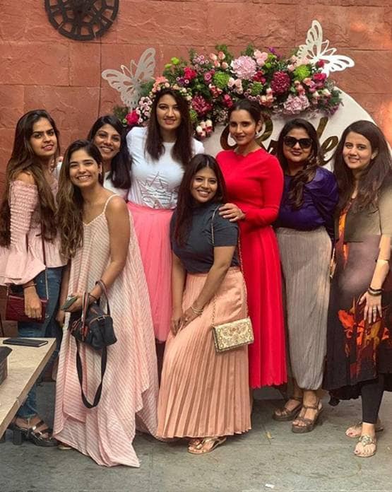 तलाक के 1 साल बाद दूसरी शादी कर रहीं सानिया की बहन, देखें मेहंदी की तस्वीरें