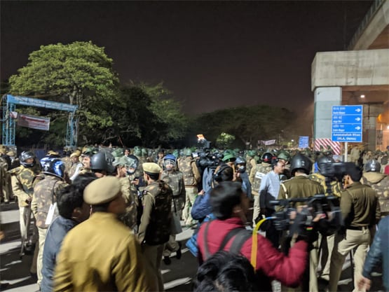 जलती बसें, पथराव और आंसू गैस के गोले, 25 तस्वीरों में देखें जामिया का मंजर