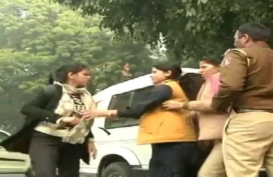 हैदराबाद गैंगरेप: संसद के बाहर अनु ने पूछा- मैं सुरक्षित क्यों नहीं