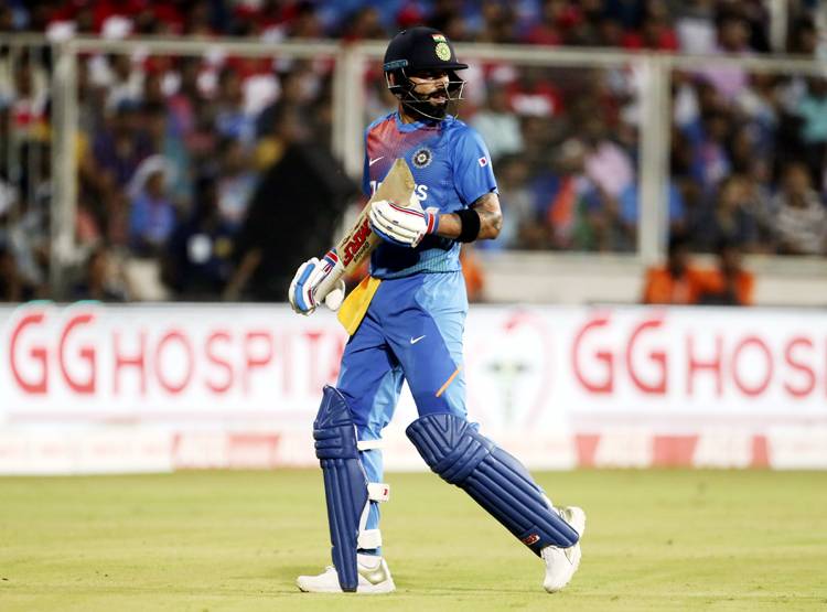 कैच पर कैच टपका रहे हैं ये खिलाड़ी, बीच मैदान पर कोहली ने खोया आपा