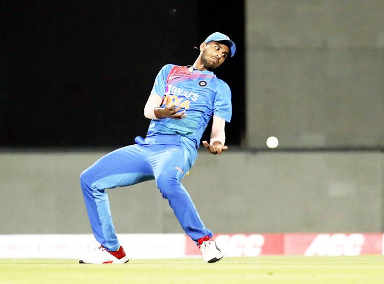 कैच पर कैच टपका रहे हैं ये खिलाड़ी, बीच मैदान पर कोहली ने खोया आपा