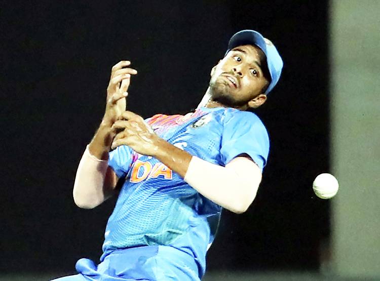 कैच पर कैच टपका रहे हैं ये खिलाड़ी, बीच मैदान पर कोहली ने खोया आपा