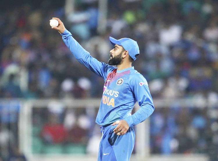 कैच पर कैच टपका रहे हैं ये खिलाड़ी, बीच मैदान पर कोहली ने खोया आपा