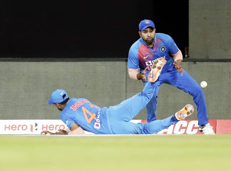 कैच पर कैच टपका रहे हैं ये खिलाड़ी, बीच मैदान पर कोहली ने खोया आपा