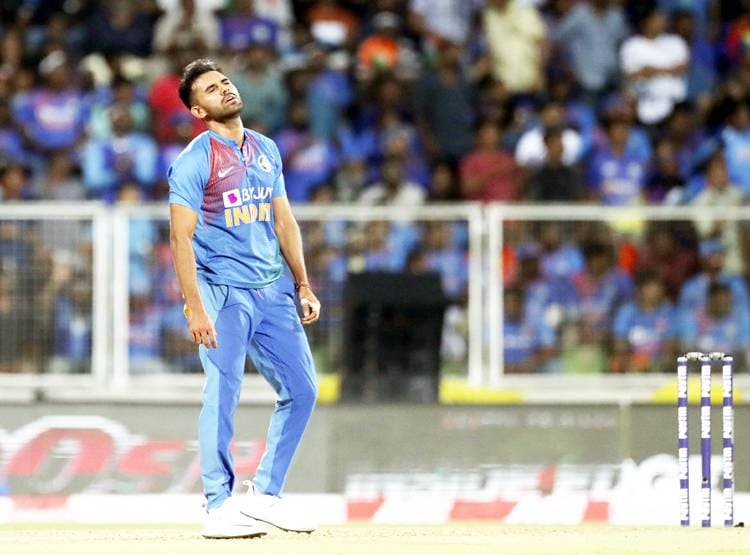 कैच पर कैच टपका रहे हैं ये खिलाड़ी, बीच मैदान पर कोहली ने खोया आपा