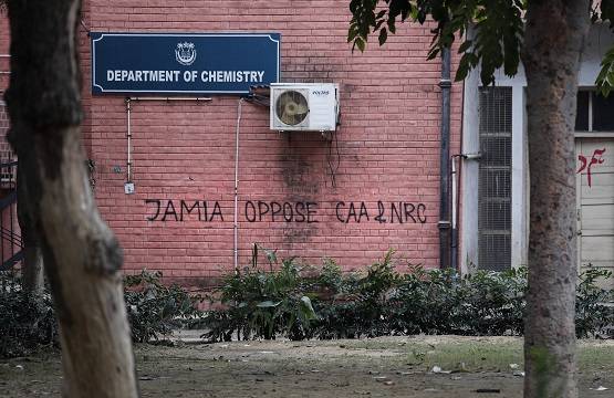 CAA Protests: दिल्ली की दीवारों पर दिखीं इंकलाब और क्रांति की लाइनें