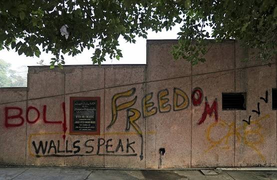 CAA Protests: दिल्ली की दीवारों पर दिखीं इंकलाब और क्रांति की लाइनें