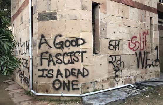 CAA Protests: दिल्ली की दीवारों पर दिखीं इंकलाब और क्रांति की लाइनें