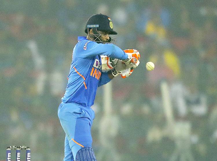 शार्दुल ने विंडीज के जबड़े से छीनी जीत, कोहली बोले- मान गए ठाकुर...