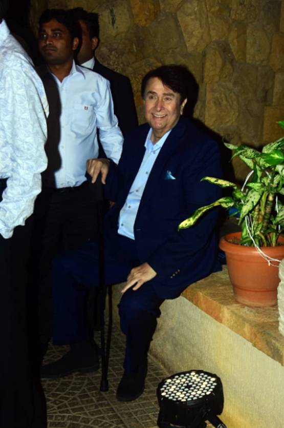 भाई की रोका सेरेमनी में सैफ संग पहुंचीं करीना, ये सितारे भी हुए शरीक