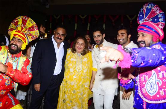 भाई की रोका सेरेमनी में सैफ संग पहुंचीं करीना, ये सितारे भी हुए शरीक