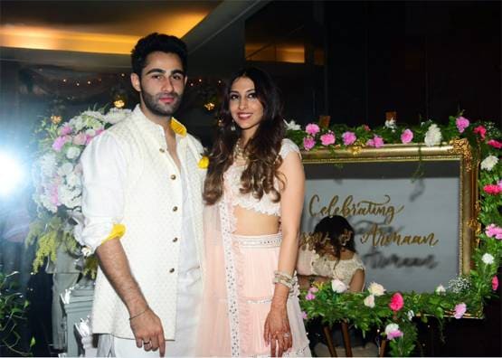 भाई की रोका सेरेमनी में सैफ संग पहुंचीं करीना, ये सितारे भी हुए शरीक