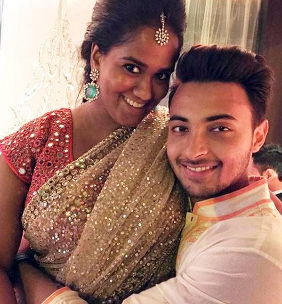 अर्प‍िता ने दिया बेटी को जन्म, सबसे पहले अस्पताल देखने पहुंचीं मां हेलेन