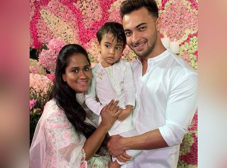 अर्प‍िता ने दिया बेटी को जन्म, सबसे पहले अस्पताल देखने पहुंचीं मां हेलेन