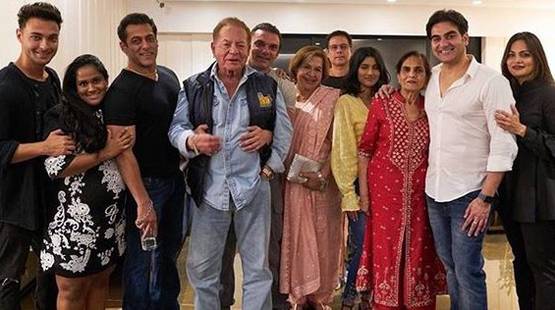 अर्प‍िता ने दिया बेटी को जन्म, सबसे पहले अस्पताल देखने पहुंचीं मां हेलेन