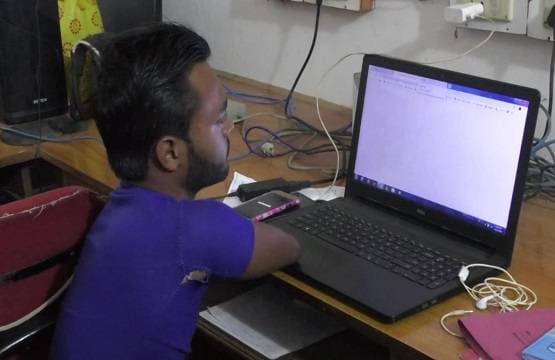 मिसाल: हाथ-पैर नहीं, स्कूटी से ड्यूटी जाता है यह कंप्यूटर ऑपरेटर