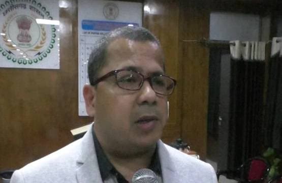 मिसाल: हाथ-पैर नहीं, स्कूटी से ड्यूटी जाता है यह कंप्यूटर ऑपरेटर