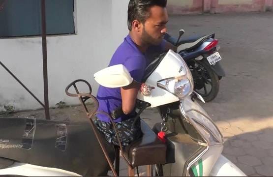 मिसाल: हाथ-पैर नहीं, स्कूटी से ड्यूटी जाता है यह कंप्यूटर ऑपरेटर