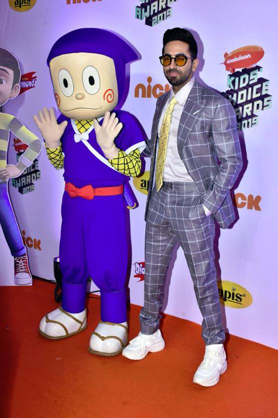 किड्स च्वॉइस अवॉर्ड्स में स्टार्स की मस्ती, फ्लॉन्ट किया फंकी लुक