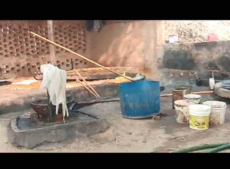 खौलते गन्ने के रस की कड़ाही में कूदी महिला, रात भर थी घर से गायब