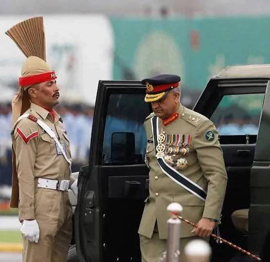 इमरान बोले- मीडिया में बैठा है माफिया, गुस्साए पत्रकारों का पलटवार