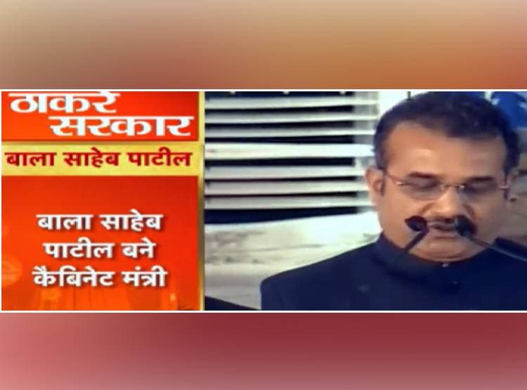 प‍िता चीफ मिनिस्टर, बेटा पावरफुल मिनिस्टर, देखें ठाकरे कैबिनेट की फोटो