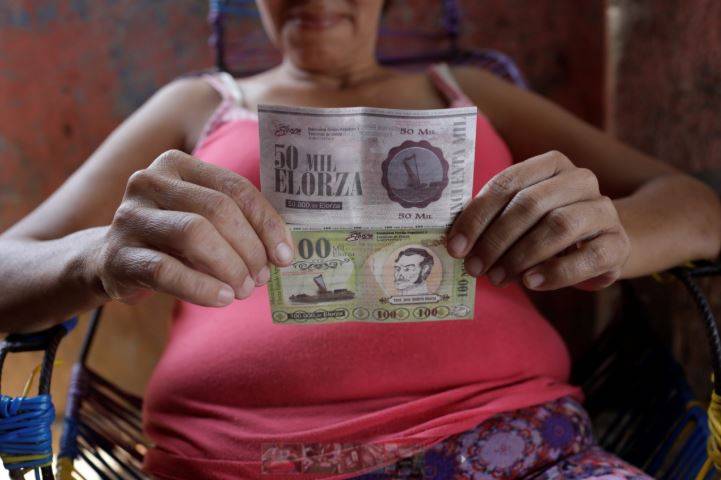 इस देश में 5 टमाटर की कीमत 5 लाख बोलिवर, क्या खाते होंगे यहां के लोग?