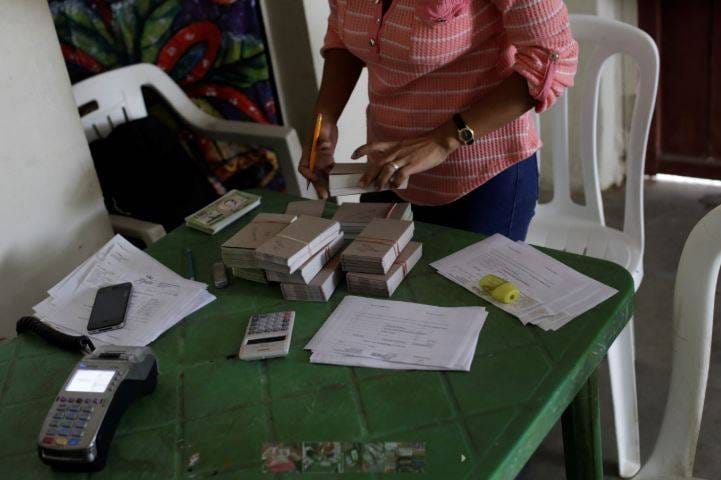 इस देश में 5 टमाटर की कीमत 5 लाख बोलिवर, क्या खाते होंगे यहां के लोग?