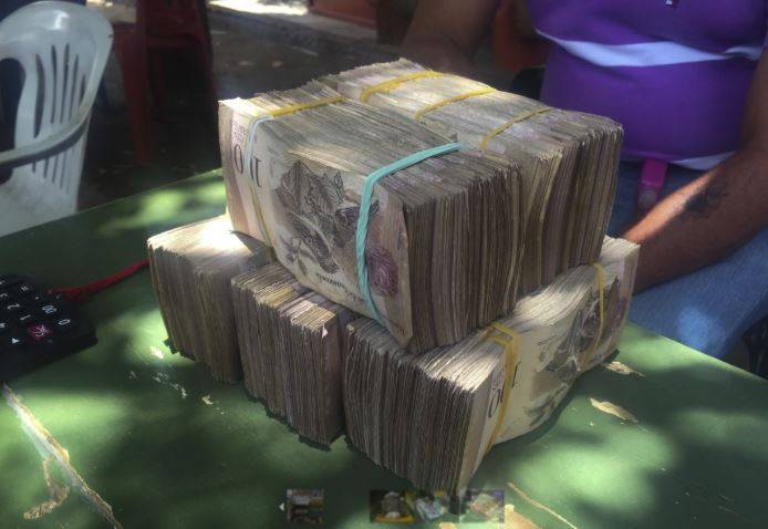 इस देश में 5 टमाटर की कीमत 5 लाख बोलिवर, क्या खाते होंगे यहां के लोग?