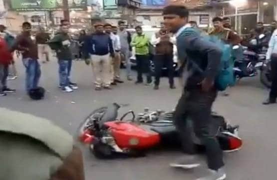 चालान कटा तो बाइक के साथ वो किया जिसे देख पुलिस भी रह गई दंग