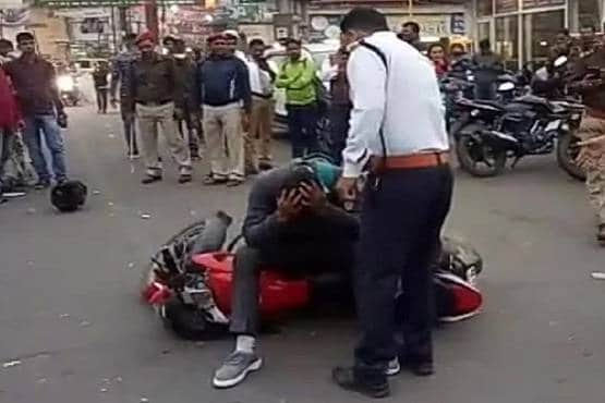 चालान कटा तो बाइक के साथ वो किया जिसे देख पुलिस भी रह गई दंग
