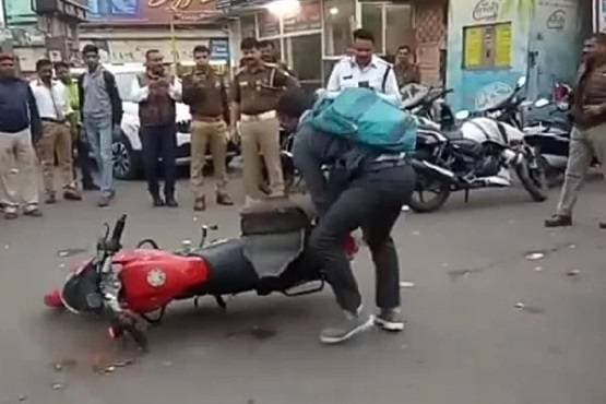 चालान कटा तो बाइक के साथ वो किया जिसे देख पुलिस भी रह गई दंग