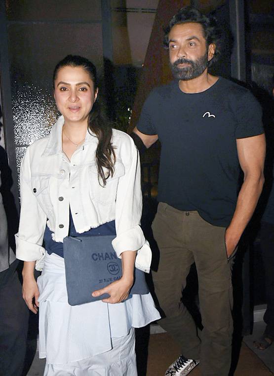 बेटे बॉबी देओल संग नजर आईं धर्मेंद्र की पहली पत्नी, तस्वीरें