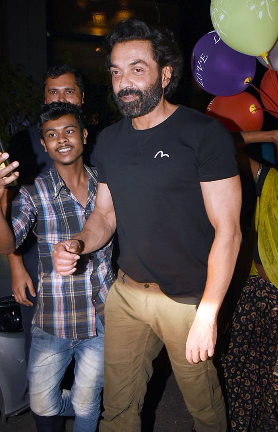 बेटे बॉबी देओल संग नजर आईं धर्मेंद्र की पहली पत्नी, तस्वीरें