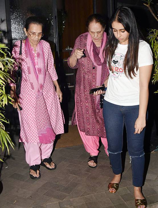 बेटे बॉबी देओल संग नजर आईं धर्मेंद्र की पहली पत्नी, तस्वीरें