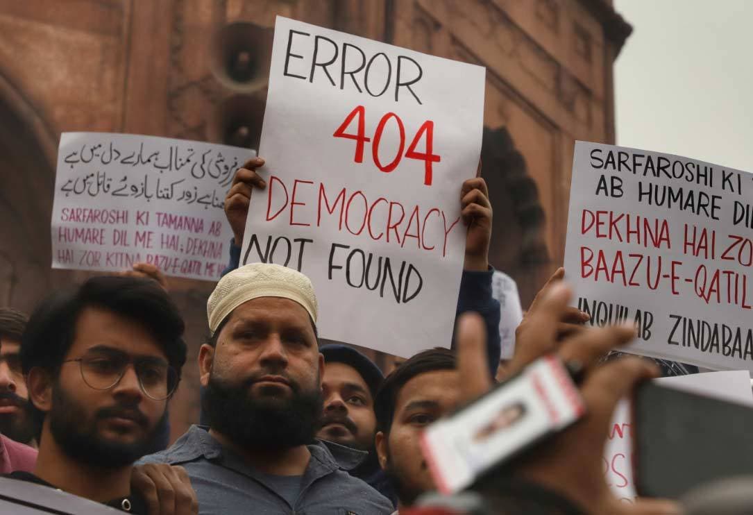 तीखे संदेशों से युवाओं ने किया CAA का विरोध कहा- हम जिंदा कौम हैं साहब