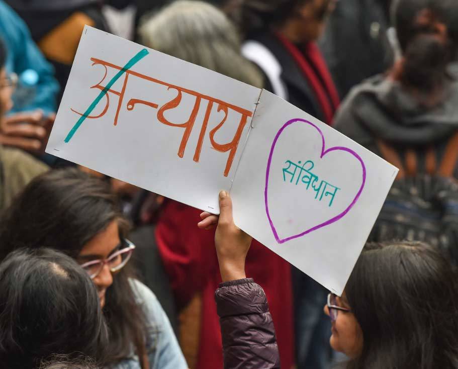 तीखे संदेशों से युवाओं ने किया CAA का विरोध कहा- हम जिंदा कौम हैं साहब