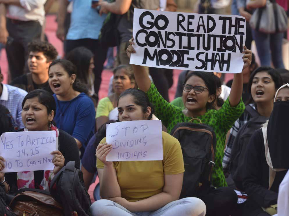 तीखे संदेशों से युवाओं ने किया CAA का विरोध कहा- हम जिंदा कौम हैं साहब