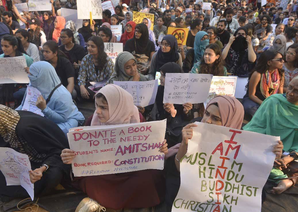 तीखे संदेशों से युवाओं ने किया CAA का विरोध कहा- हम जिंदा कौम हैं साहब