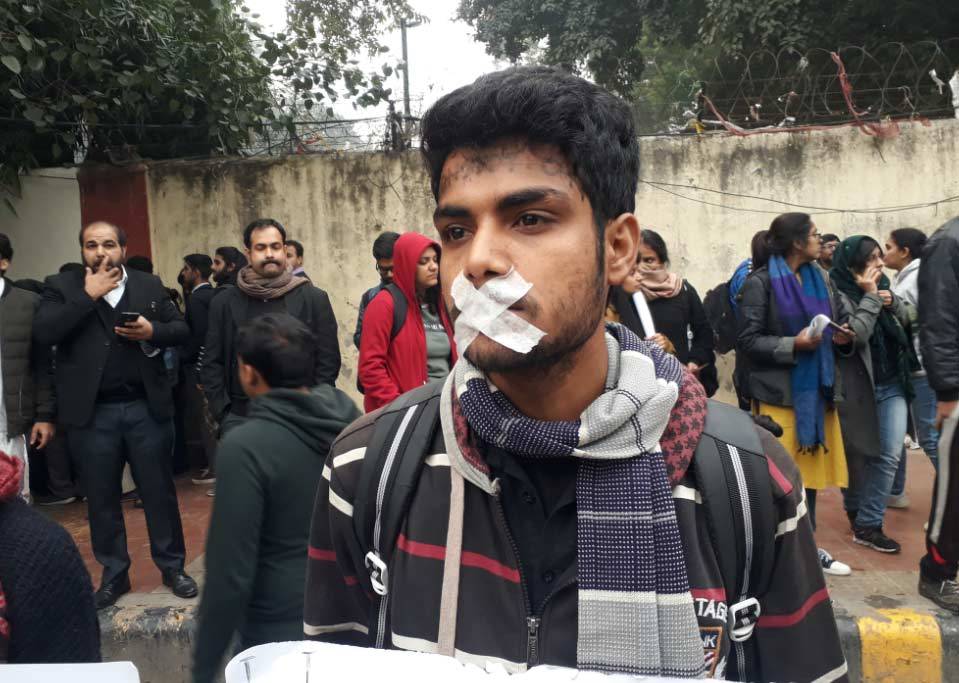 तीखे संदेशों से युवाओं ने किया CAA का विरोध कहा- हम जिंदा कौम हैं साहब