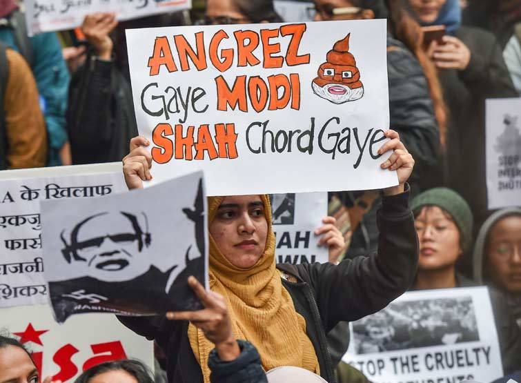 तीखे संदेशों से युवाओं ने किया CAA का विरोध कहा- हम जिंदा कौम हैं साहब