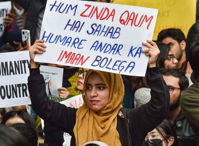 तीखे संदेशों से युवाओं ने किया CAA का विरोध कहा- हम जिंदा कौम हैं साहब