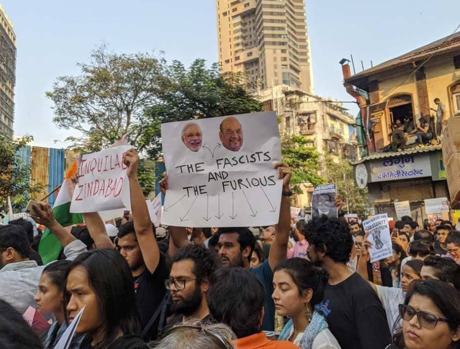 तीखे संदेशों से युवाओं ने किया CAA का विरोध कहा- हम जिंदा कौम हैं साहब