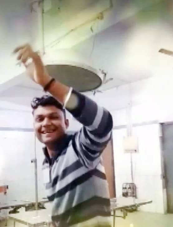 ऑपरेशन थियेटर में अश्लील गाने पर बना रहे थे टिक टॉक वीडियो