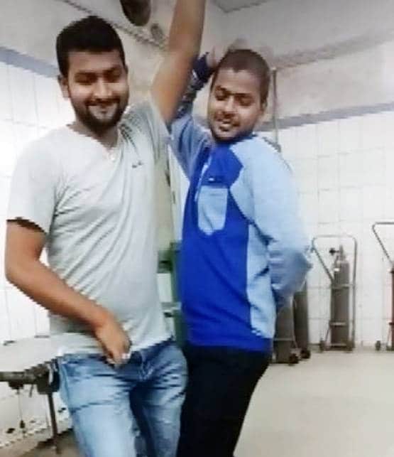 ऑपरेशन थियेटर में अश्लील गाने पर बना रहे थे टिक टॉक वीडियो