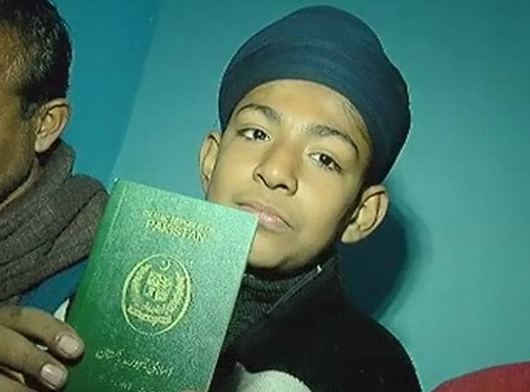 फुटबॉल स‍िलने पर रोज म‍िलते हैं 25 रुपये, शरणार्थ‍ियों की ज‍िंदगी का सच