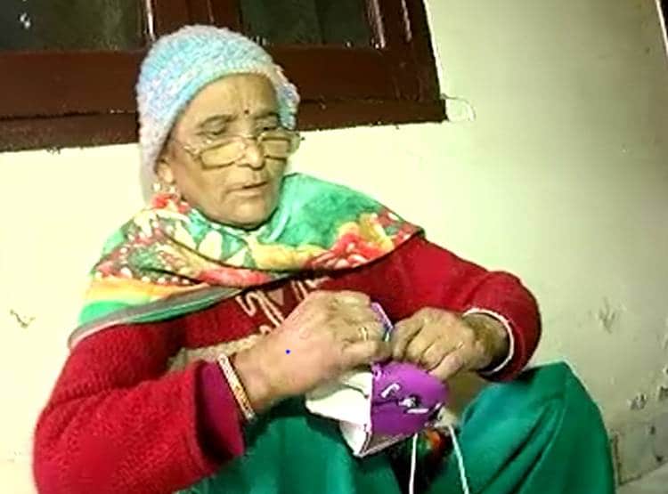 फुटबॉल स‍िलने पर रोज म‍िलते हैं 25 रुपये, शरणार्थ‍ियों की ज‍िंदगी का सच