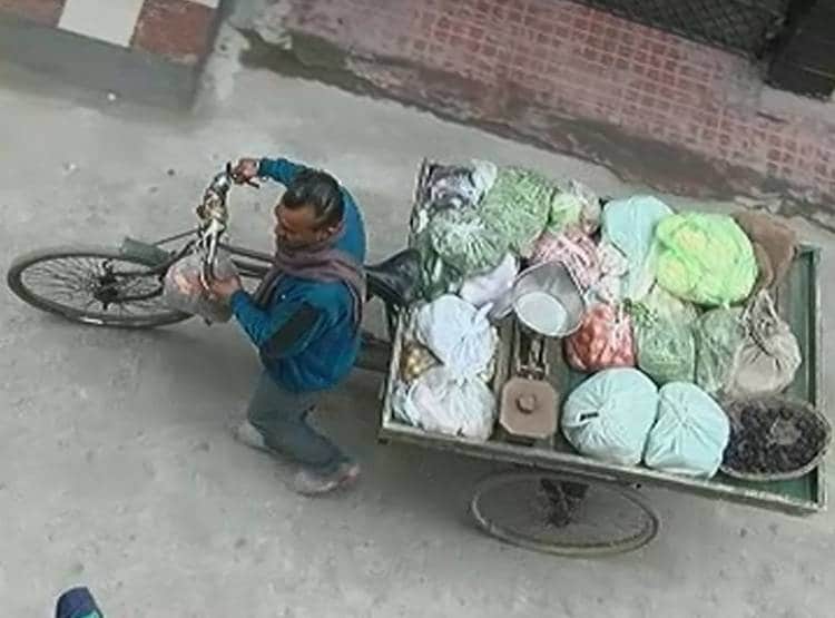 फुटबॉल स‍िलने पर रोज म‍िलते हैं 25 रुपये, शरणार्थ‍ियों की ज‍िंदगी का सच