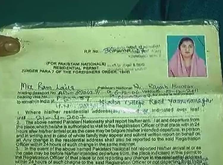 फुटबॉल स‍िलने पर रोज म‍िलते हैं 25 रुपये, शरणार्थ‍ियों की ज‍िंदगी का सच