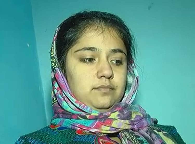 फुटबॉल स‍िलने पर रोज म‍िलते हैं 25 रुपये, शरणार्थ‍ियों की ज‍िंदगी का सच